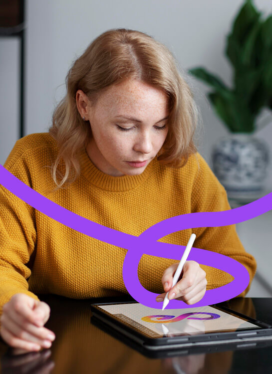 Egy designer lány elmélyülten rajzol. A képen a Collabri jellemző grafikai hurka tekereg grafikai elemként kiegészítve a pillanatot.